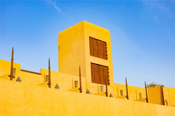 请问伊兰特三厢和悦动1.6手动银灰色的现在售价多少?悦动和伊兰特有什么区别?